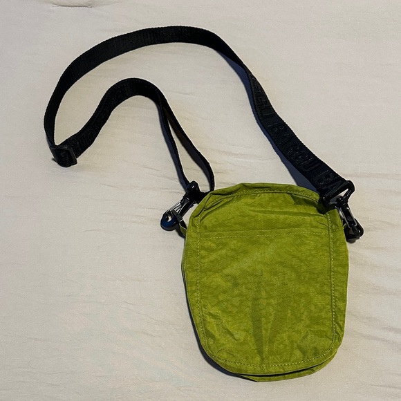 BAGGU Sport Crossbody- Avocado - Picture 3 of 5